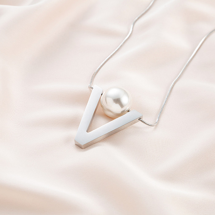 Elegante Halskette in V-Form mit Edelstahlbeschichtung und künstlichen Perlen, platiniert