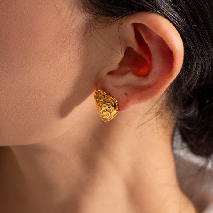 1 paire de clous d'oreilles plaqués or 18 carats en acier inoxydable en forme de cœur de style IG
