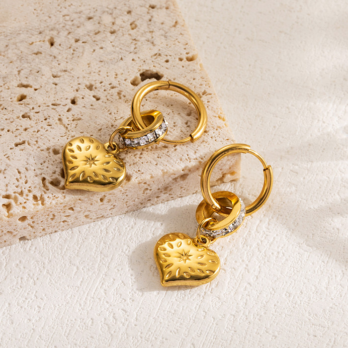1 Paar niedliche herzförmige Schmetterlings-Ohrringe mit Inlay aus Edelstahl, Strasssteinen und vergoldet