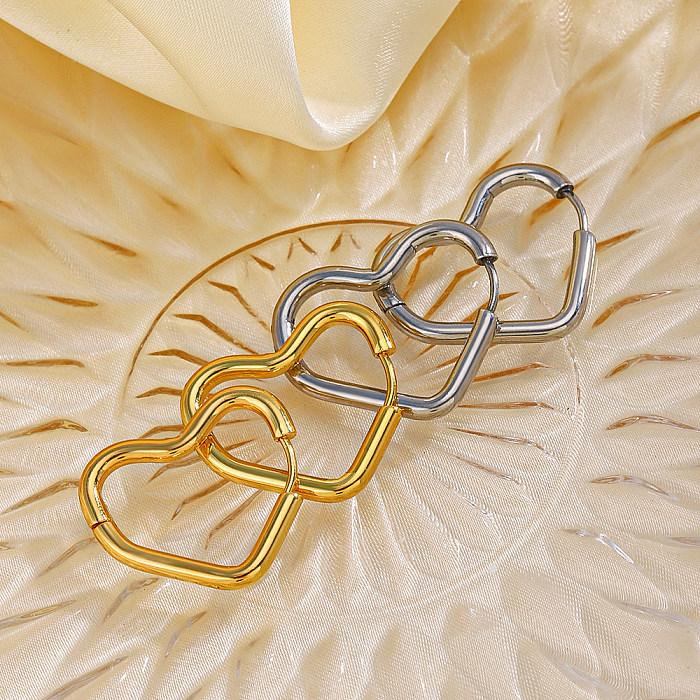 1 par de pendientes chapados en oro de 18 quilates de acero inoxidable chapados en forma de corazón de estilo sencillo