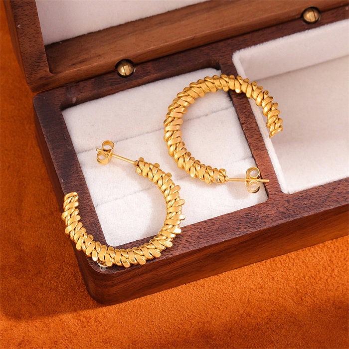 زوج واحد من الأقراط المطلية بالذهب عيار 1 قيراط والمطلية بالذهب على شكل حرف C بتصميم ريترو بسيط