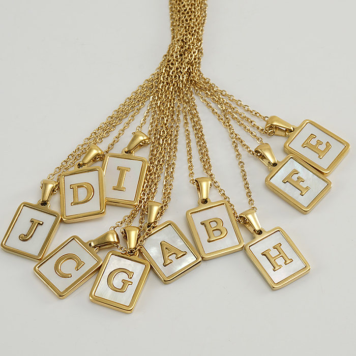 Lässige Pendler-Halskette mit Buchstaben-Anhänger aus Edelstahl mit Intarsien-Muschel und 18-Karat-Vergoldung