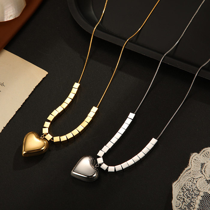 Collier pendentif plaqué or en acier inoxydable en forme de coeur à la mode