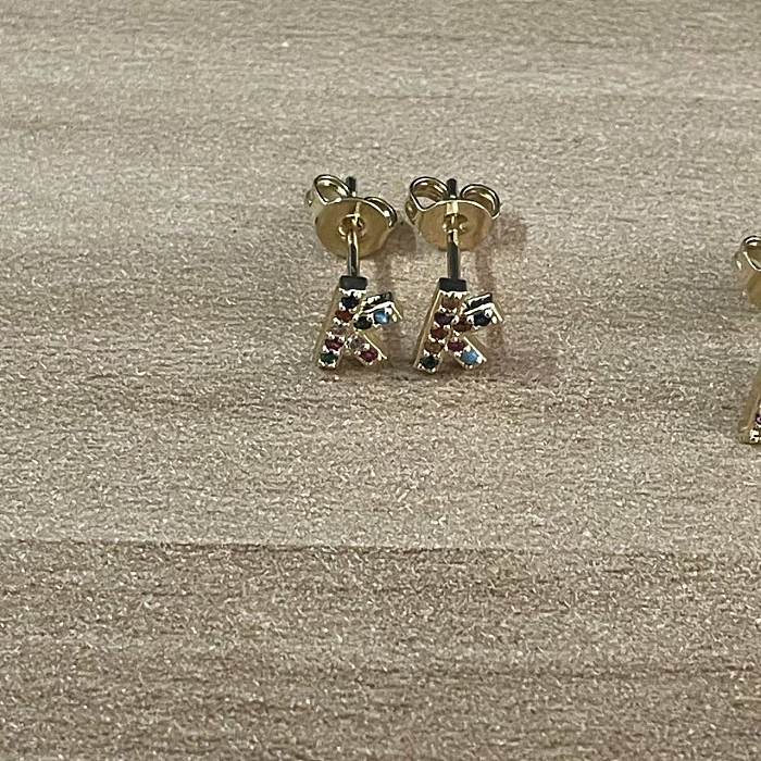 1 par de brincos elegantes e luxuosos de estilo clássico com letras assimétricas revestidas de cobre + zircônia zircônia banhada a ouro 14K
