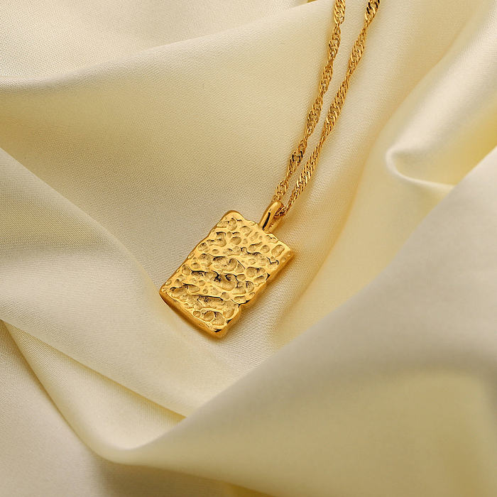 Collier carré en acier inoxydable plaqué or avec pendentif bosse vintage
