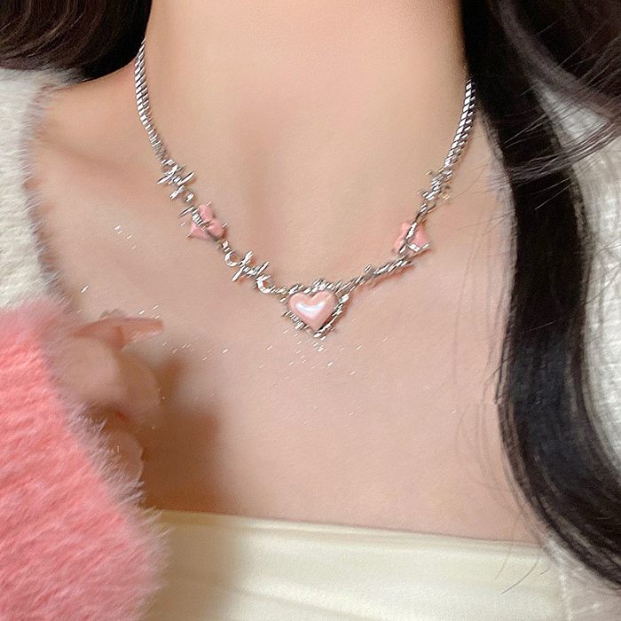 Herzförmige Halskette mit Anhänger aus Edelstahl mit Intarsien und künstlichen Edelsteinen im modernen Stil