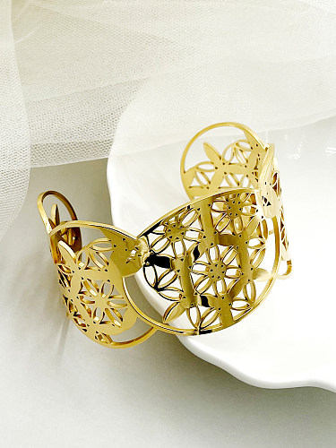 Le placage en acier inoxydable de fleur de style français rétro creuse le bracelet plaqué or 14 carats