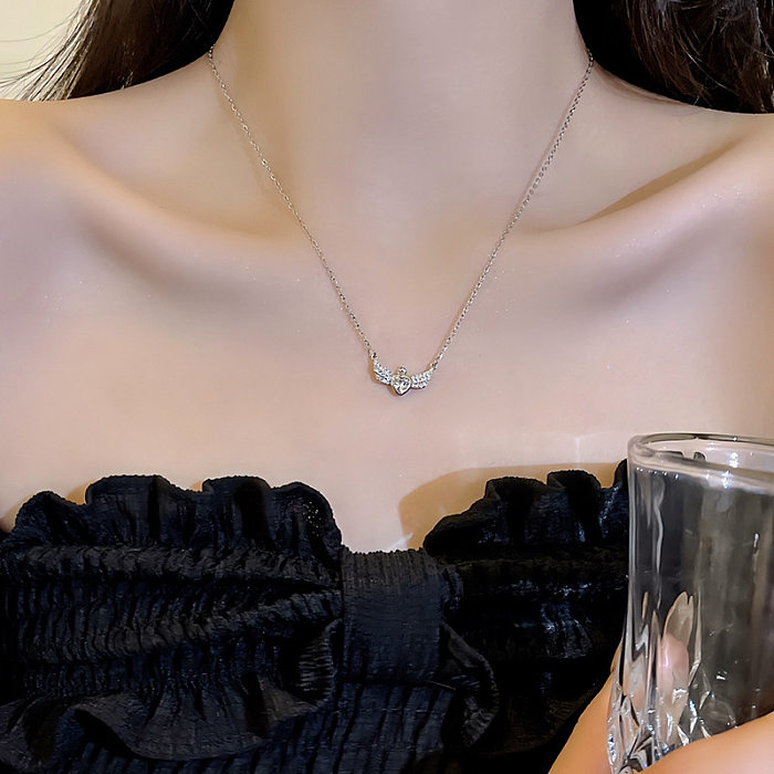 Collier pendentif en Zircon incrusté d'acier inoxydable avec nœud papillon en forme de cœur de Style Simple