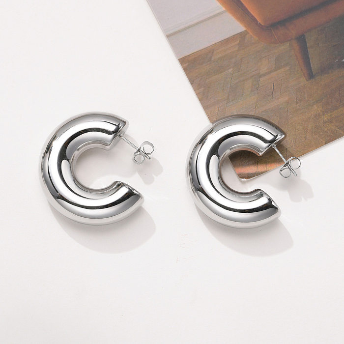 1 par de aretes de acero inoxidable chapados en forma de C de estilo simple