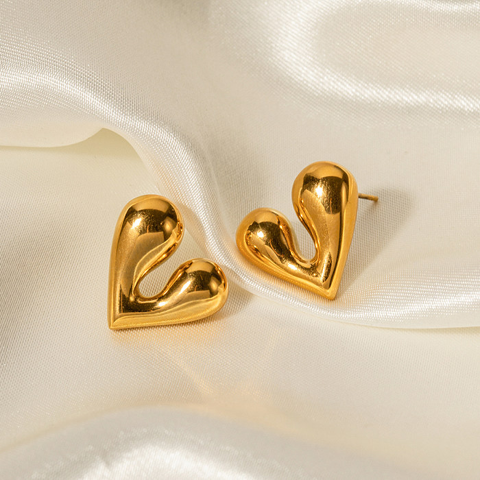 زوج واحد من أقراط أذن مطلية بالذهب عيار 1 قيراط من الفولاذ المقاوم للصدأ على شكل قلب بتصميم بسيط