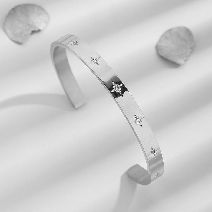 Bracelets de manchette plaqués or 18 carats en acier titane avec étoile de style simple et élégant en vrac
