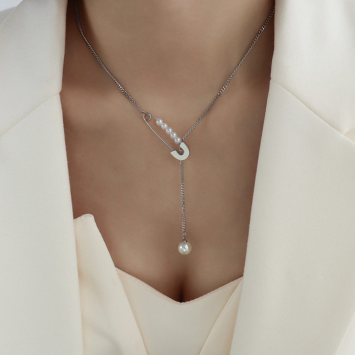 Collier en acier inoxydable avec pendentif à pompon et épingle à perles d'imitation