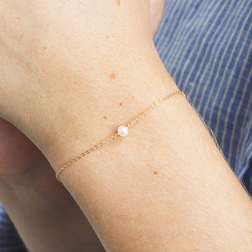 Schlichter geometrischer Edelstahl-Armband mit vergoldeten künstlichen Perlen