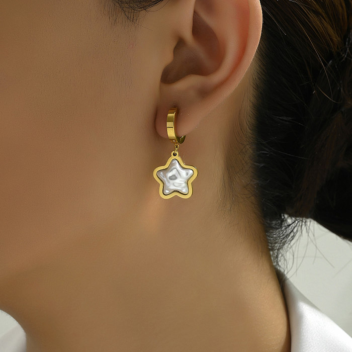 1 paire de boucles d'oreilles élégantes en forme de cœur en forme d'étoile de style français avec incrustation de placage en acier inoxydable et coque en plastique plaqué or blanc 18 carats
