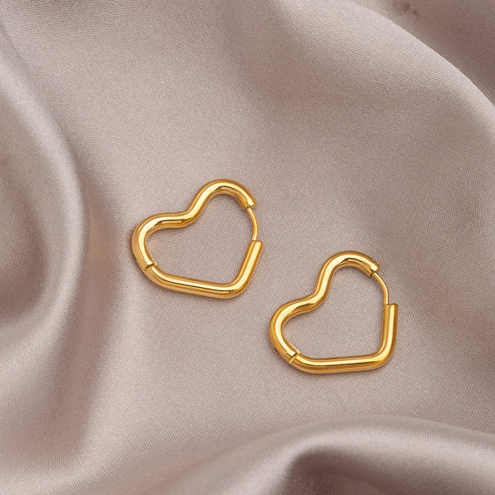 1 par de brincos banhados a ouro 18K em aço inoxidável em formato de coração estilo simples