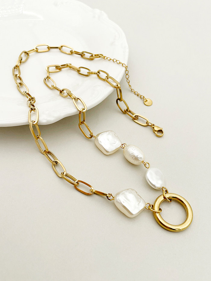 Collar chapado en oro con revestimiento de perlas de imitación de acero inoxidable cuadrado con círculo artístico de estilo simple