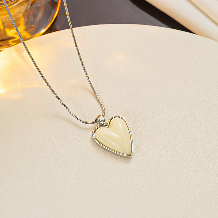 Elegante collar chapado en oro de 18 quilates con revestimiento de acero inoxidable en forma de corazón