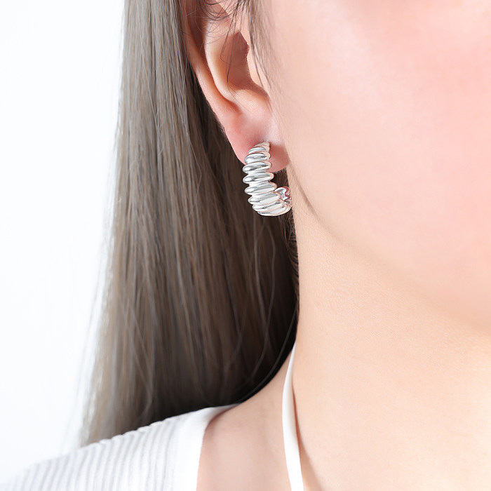 1 paire de clous d'oreilles plaqués or 18 carats, style moderne et simple, en forme de C, en acier inoxydable