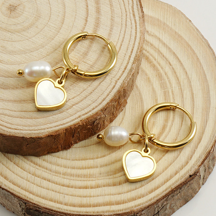 1 par de pendientes colgantes de concha con incrustaciones de perlas de acero inoxidable con forma de corazón a la moda