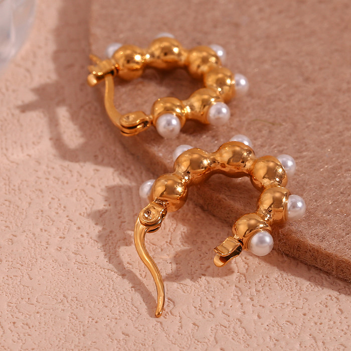 1 par de pendientes de aro chapados en oro de 18 quilates con incrustaciones irregulares de estilo clásico básico y Simple, perlas artificiales de acero inoxidable