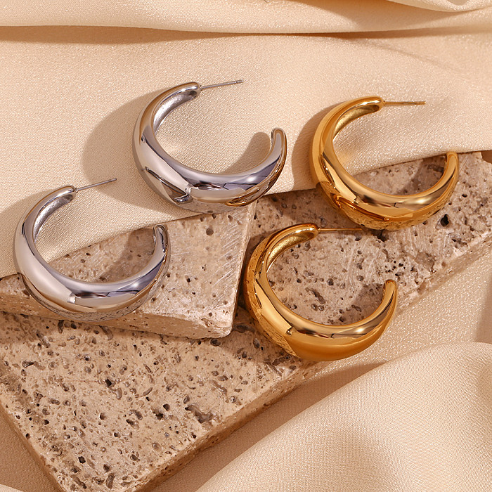 زوج واحد من أقراط الأذن ذات التصميم الكلاسيكي والنمط الكلاسيكي المطلية على شكل حرف C من الفولاذ المقاوم للصدأ ومطلية بالذهب عيار 1 قيراط