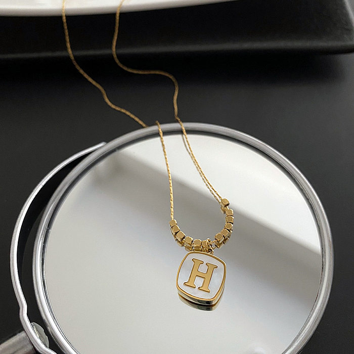 Collar chapado en oro de 18 quilates con incrustaciones de cuentas de acero inoxidable con letras de estilo clásico básico