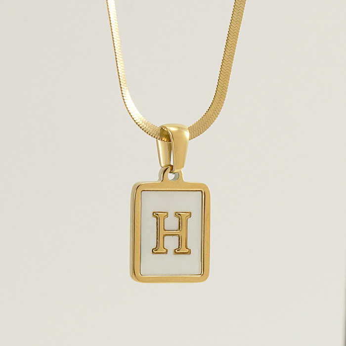 Collar con colgante chapado en oro de 18 quilates con incrustaciones de acero inoxidable con letras de estilo francés informal