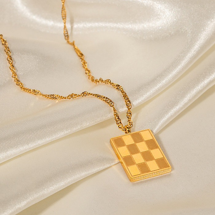 Collar con colgante chapado en oro de 18 quilates con revestimiento de acero inoxidable estilo tablero de ajedrez IG