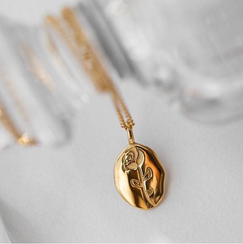 Modische Halskette mit ovalem Anhänger aus 18-karätigem Gold mit Rosenblüten-Motiv