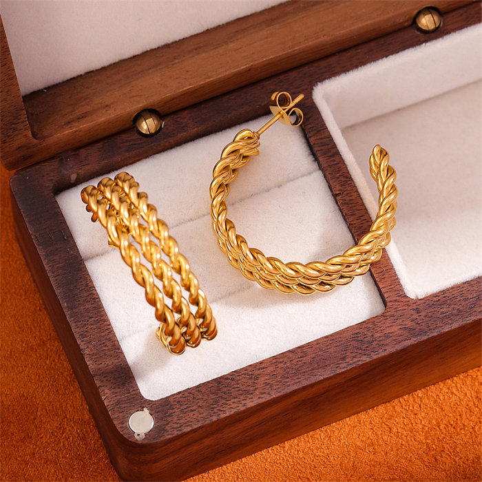 زوج واحد من الأقراط المطلية بالذهب عيار 1 قيراط المصنوعة من الفولاذ المقاوم للصدأ على شكل حرف C بتصميم ريترو بسيط