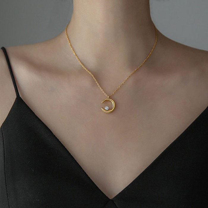 Collar chapado en oro de 18 quilates de piedras preciosas artificiales con incrustaciones de acero inoxidable con forma de luna de estilo simple