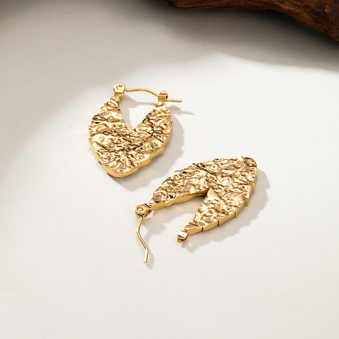 زوج واحد من الأقراط الأساسية غير الرسمية المطلية بالذهب على شكل حرف V مصنوعة من الفولاذ المقاوم للصدأ ومطلية بالذهب عيار 1 قيراط