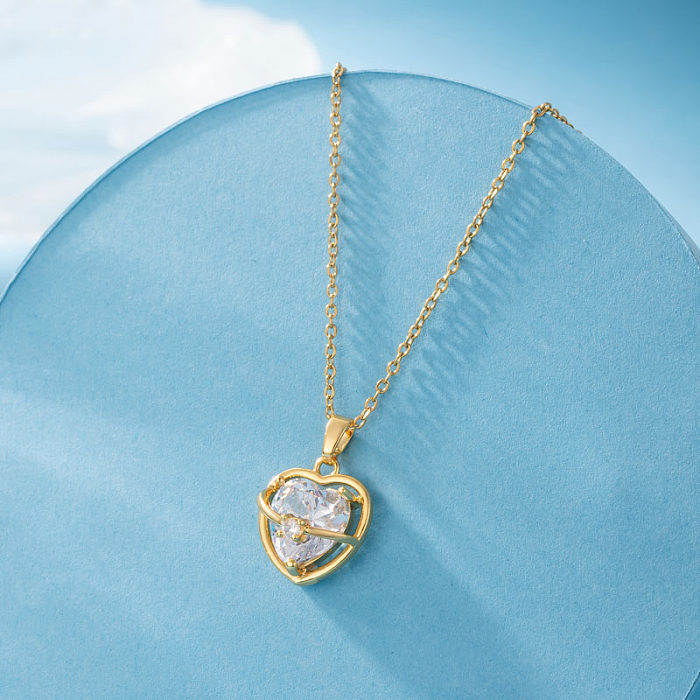 Collier pendentif élégant en forme de cœur en forme de croix en acier inoxydable avec incrustation de zircone plaqué or 18 carats