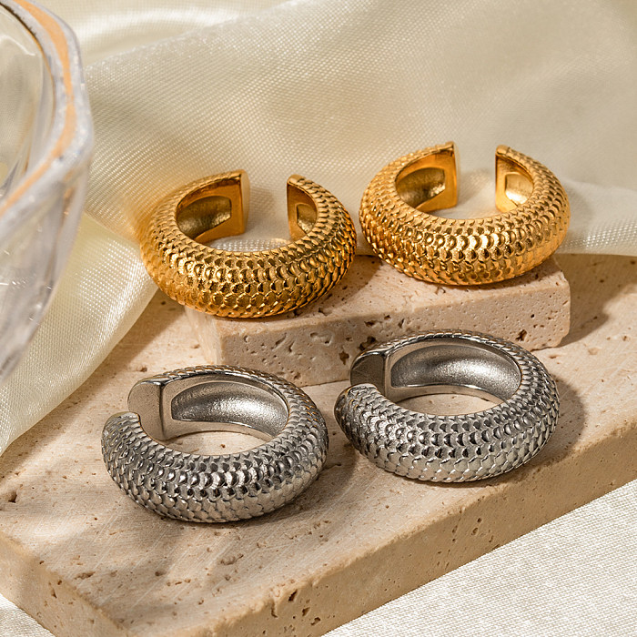 1 par de clips de oreja chapados en oro de 18 quilates de acero inoxidable chapado en escamas de pescado en forma de C de estilo clásico elegante