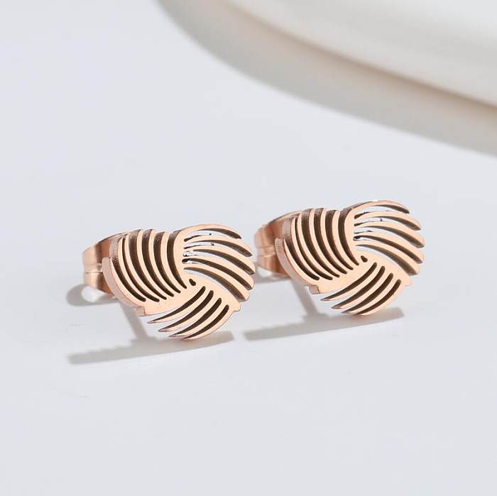 1 paire de clous d'oreilles plaqués en acier inoxydable, en forme de cœur, à la mode