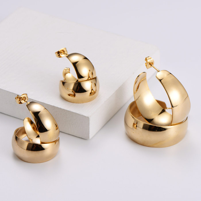 Europäischer und schöner Schmuck, schlichter gebogener Edelstahl-Ohrring aus 18 Karat Gold, großer, glatter C-förmiger Ohrreifen