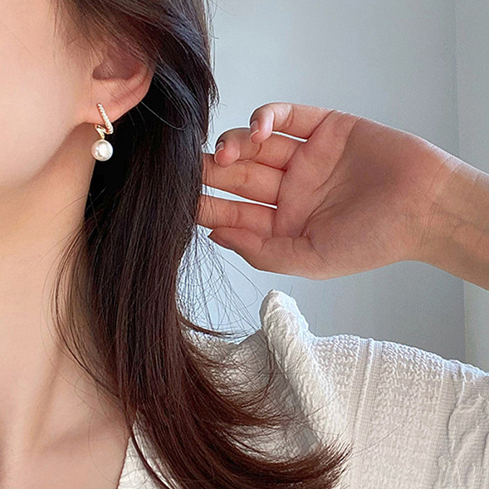 1 Paar schlichte, einfarbige Edelstahl-Ohrringe mit künstlicher Perle und Zirkon