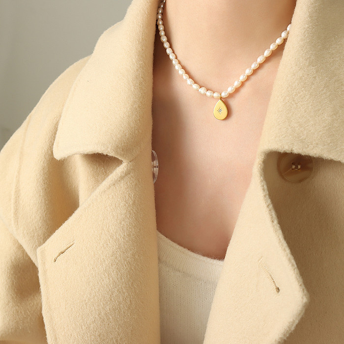 Elegante, luxuriöse Halskette im Barockstil mit Wassertropfen und Süßwasserperle aus Edelstahl mit Perlenbeschichtung und Süßwasserperle aus Edelstahl mit 18-Karat-Vergoldung