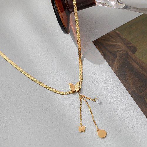 Collar chapado en oro de 18 quilates con incrustaciones de acero inoxidable y mariposa de estilo simple