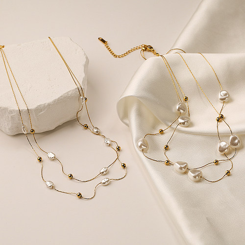 Collares en capas chapados en oro de 18 quilates con revestimiento de perlas irregulares elegantes de acero inoxidable
