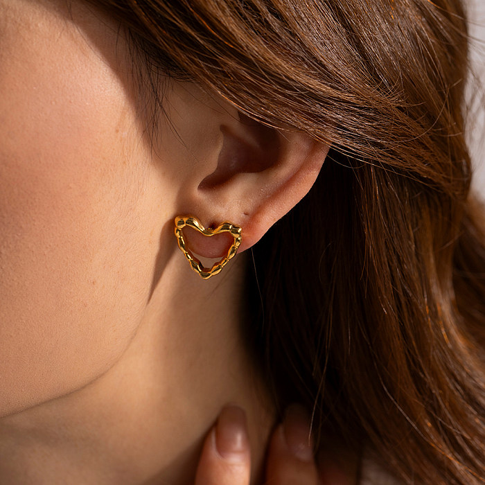 1 par de pinos de orelha banhados a ouro 18K em formato de coração