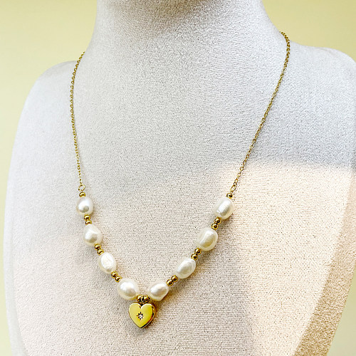 Collar largo con colgante chapado en oro con incrustaciones de perlas de acero inoxidable con forma de corazón de estilo Simple elegante