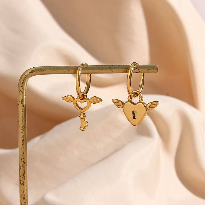 1 Paar elegante, schlichte, herzförmige, einfarbige, 18 Karat vergoldete Ohrhänger aus Edelstahl