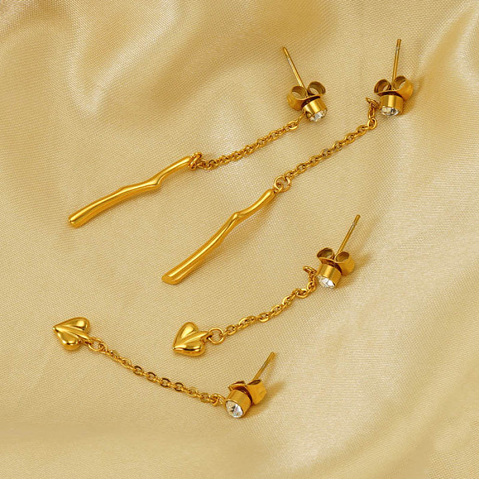 1 paire de boucles d'oreilles élégantes en forme de cœur avec pompon et incrustation en acier inoxydable et Zircon plaqué or 18 carats