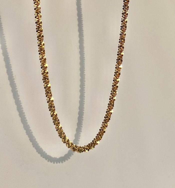 Collar chapado en oro de 18 quilates con incrustaciones de acero inoxidable de color sólido de estilo simple