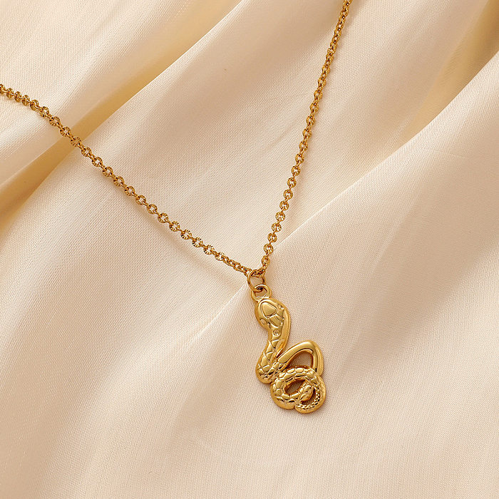 Collier pendentif en acier inoxydable plaqué serpent en forme de cœur à la mode