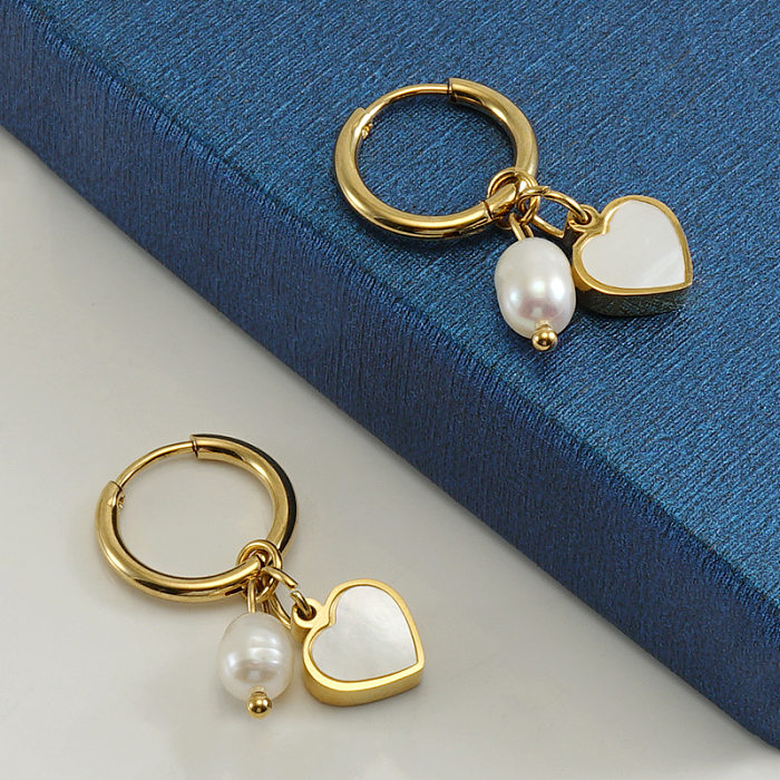 Pendientes colgantes chapados en perlas de acero inoxidable con forma de corazón a la moda, 1 par