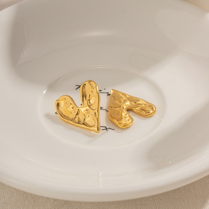 زوج واحد من أقراط أذن مطلية بالذهب عيار 1 قيراط من الفولاذ المقاوم للصدأ مطلية بالذهب عيار 18 قيراط، بتصميم بسيط على شكل قلب