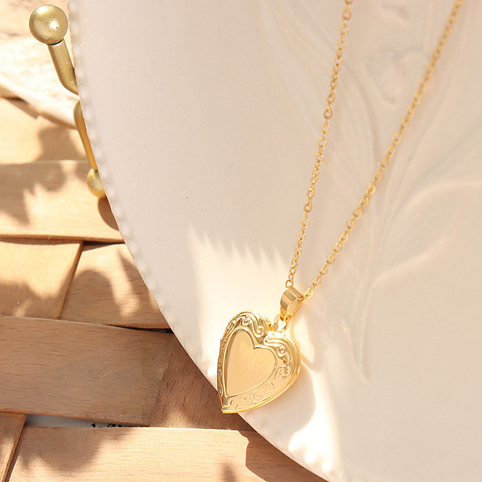 Collar de acero inoxidable en forma de corazón retro de moda Collar de oro de 18 quilates