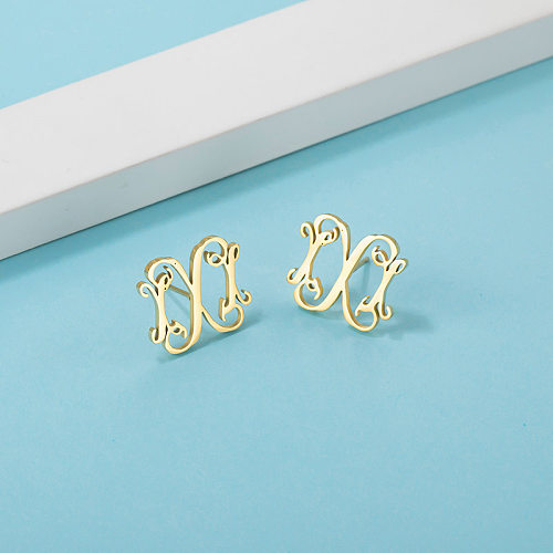 1 par de pinos de orelha banhados a ouro 18K, estilo simples, letras de polimento, aço inoxidável
